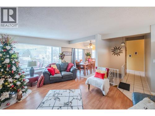 1467 Carmi Drive, Penticton, BC - Indoor Photo Showing Living Room