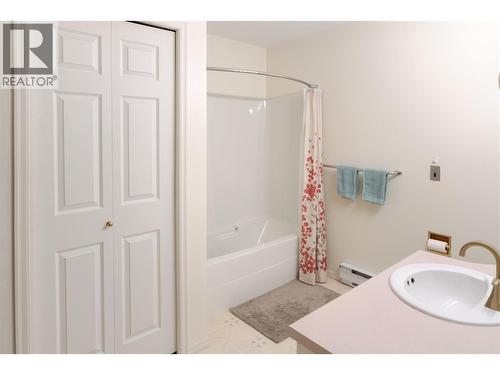 877 Klo Road Unit# 311, Kelowna, BC - Indoor Photo Showing Bathroom