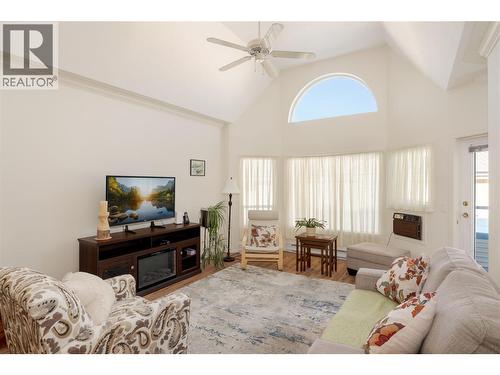 877 Klo Road Unit# 311, Kelowna, BC - Indoor Photo Showing Living Room
