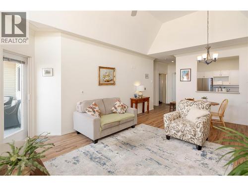 877 Klo Road Unit# 311, Kelowna, BC - Indoor Photo Showing Living Room