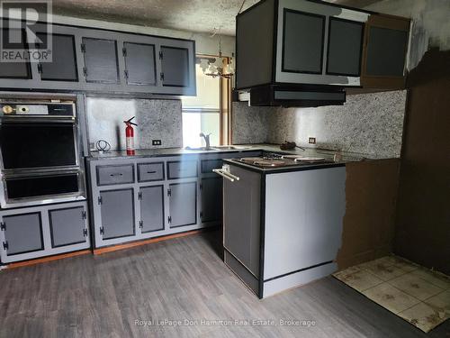 21 Peter Street S, Brockton, ON - Indoor Photo Showing Kitchen