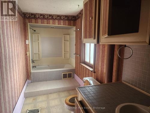 21 Peter Street S, Brockton, ON - Indoor Photo Showing Bathroom