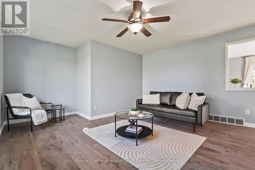1020 Main Street, Howick, ON - Indoor Photo Showing Living Room