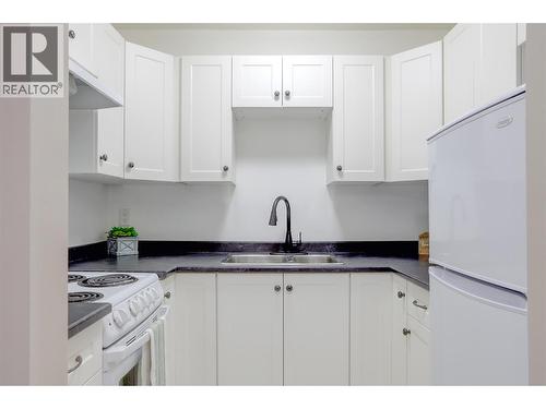 3304 35 Avenue Unit# 415, Vernon, BC - Indoor Photo Showing Kitchen With Double Sink