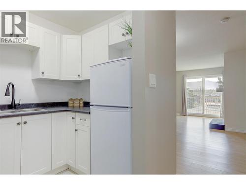3304 35 Avenue Unit# 415, Vernon, BC - Indoor Photo Showing Kitchen With Double Sink
