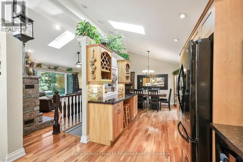 Vaulted ceilings throughout - 2 Leslie Drive W, Bracebridge (Monck (Bracebridge)), ON - Indoor