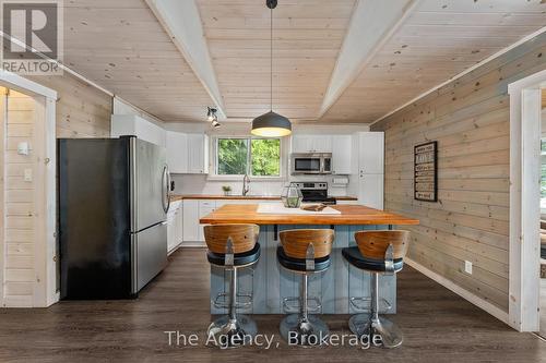 1032 Lakeshore Drive S, Bracebridge (Oakley), ON - Indoor Photo Showing Kitchen