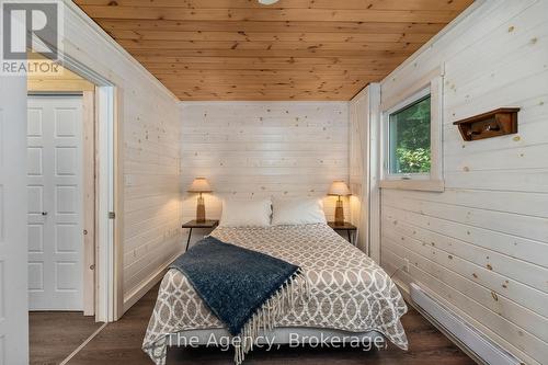 1032 Lakeshore Drive S, Bracebridge (Oakley), ON - Indoor Photo Showing Bedroom