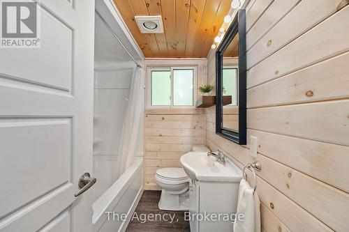 1032 Lakeshore Drive S, Bracebridge (Oakley), ON - Indoor Photo Showing Bathroom