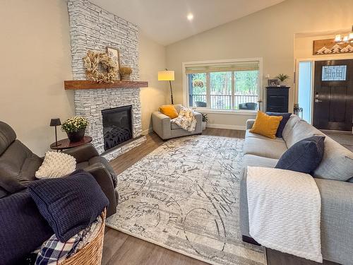 193 Shadow Mountain Boulevard, Cranbrook, BC - Indoor Photo Showing Living Room With Fireplace