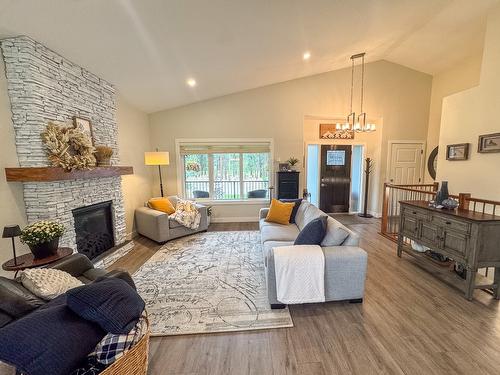 193 Shadow Mountain Boulevard, Cranbrook, BC - Indoor Photo Showing Living Room With Fireplace