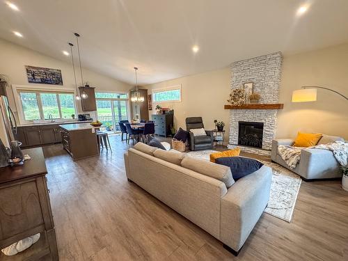 193 Shadow Mountain Boulevard, Cranbrook, BC - Indoor Photo Showing Living Room With Fireplace