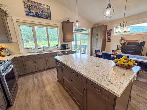 193 Shadow Mountain Boulevard, Cranbrook, BC - Indoor Photo Showing Kitchen
