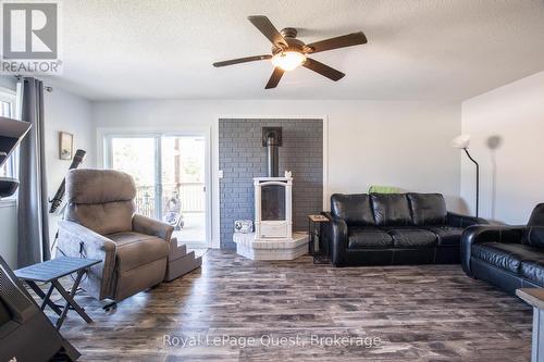2070 Hawley Road, Severn (Marchmont), ON - Indoor Photo Showing Living Room