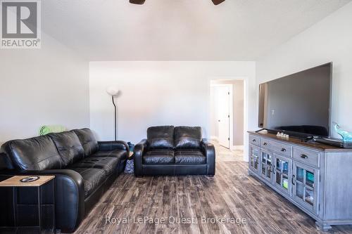 2070 Hawley Road, Severn (Marchmont), ON - Indoor Photo Showing Living Room