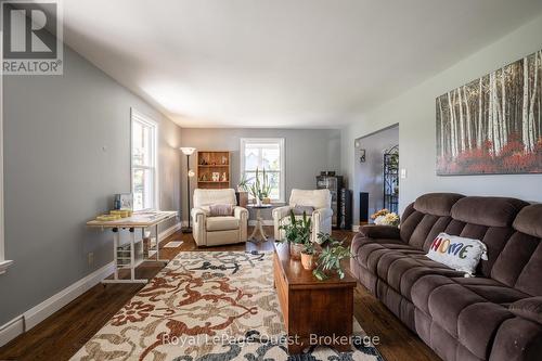 2070 Hawley Road, Severn (Marchmont), ON - Indoor Photo Showing Living Room