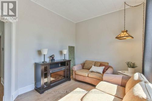 366 Salisbury Street, London East (East G), ON - Indoor Photo Showing Living Room With Fireplace