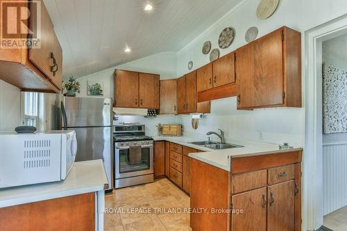 366 Salisbury Street, London East (East G), ON - Indoor Photo Showing Kitchen With Double Sink