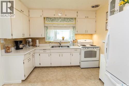 414 3Rd Street E, Wynyard, SK - Indoor Photo Showing Kitchen With Double Sink