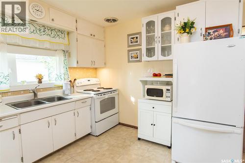414 3Rd Street E, Wynyard, SK - Indoor Photo Showing Kitchen With Double Sink