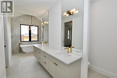 3464 Paul Crescent, Plympton-Wyoming, ON - Indoor Photo Showing Bathroom