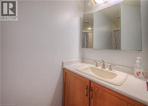 Full bath featuring vanity and a shower with shower curtain - 310 Christopher Drive Unit# 15, Cambridge, ON - Indoor Photo Showing Bathroom