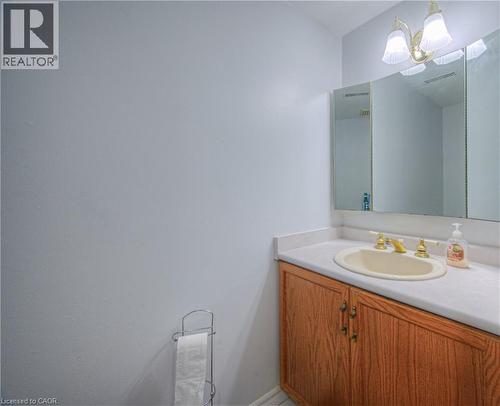 Bathroom with vanity - 310 Christopher Drive Unit# 15, Cambridge, ON - Indoor Photo Showing Bathroom