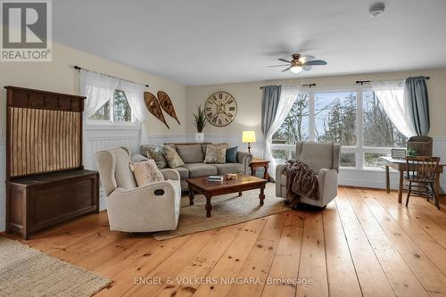 75573 Elliott Street, Bluewater (Bayfield), ON - Indoor Photo Showing Living Room