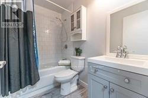 145 Chestnut Street N, Cambridge, ON - Indoor Photo Showing Bathroom