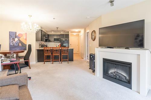 218-1089 Sunset Drive, Kelowna, BC - Indoor Photo Showing Living Room With Fireplace