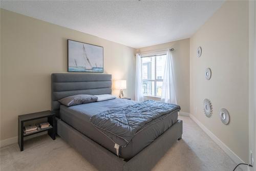 218-1089 Sunset Drive, Kelowna, BC - Indoor Photo Showing Bedroom