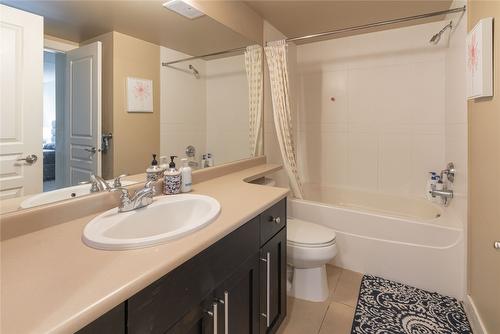 218-1089 Sunset Drive, Kelowna, BC - Indoor Photo Showing Bathroom