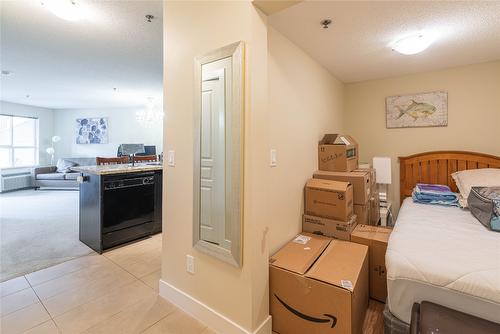 218-1089 Sunset Drive, Kelowna, BC - Indoor Photo Showing Bedroom