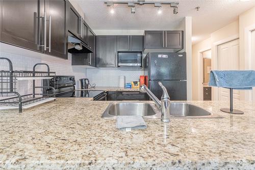 218-1089 Sunset Drive, Kelowna, BC - Indoor Photo Showing Kitchen With Double Sink With Upgraded Kitchen