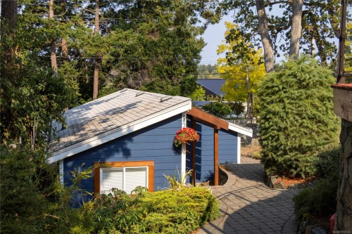2710 Sea View Rd, Saanich, BC 