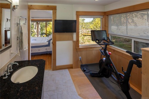 2710 Sea View Rd, Saanich, BC 