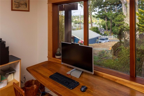 2710 Sea View Rd, Saanich, BC 