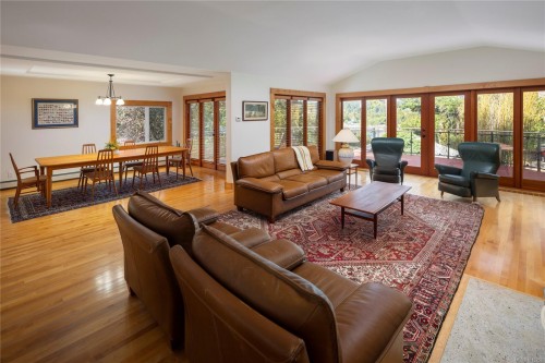 2710 Sea View Rd, Saanich, BC 