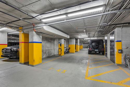 Garage - Ph2-1-1330 Rue Olier, Montréal (Le Sud-Ouest), QC - Indoor Photo Showing Garage