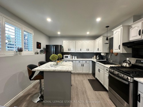 102 Jarrett Place, Haldimand, ON - Indoor Photo Showing Kitchen With Upgraded Kitchen