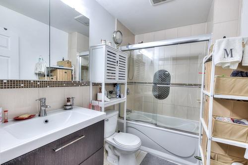 Bathroom - 8031  - 8035 Rue St-Hubert, Montréal (Villeray/Saint-Michel/Parc-Extension), QC - Indoor Photo Showing Bathroom