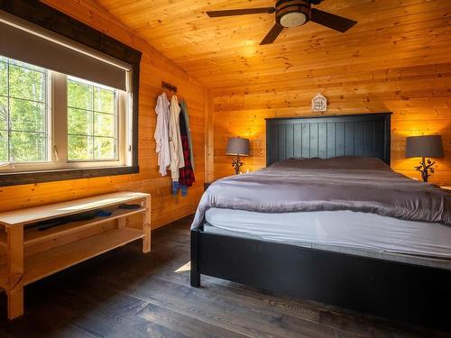 63 S Poplar Bay, District Of Kenora, ON - Indoor Photo Showing Bedroom