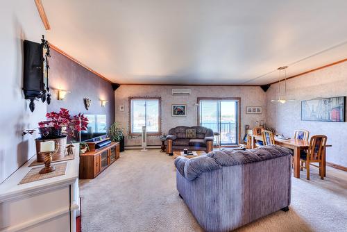 Living room - 8-4948 Boul. Notre-Dame, Laval (Chomedey), QC - Indoor Photo Showing Living Room