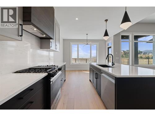 2531 Pinnacle Ridge Drive, West Kelowna, BC - Indoor Photo Showing Kitchen With Upgraded Kitchen