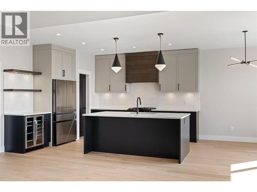 2531 Pinnacle Ridge Drive, West Kelowna, BC - Indoor Photo Showing Kitchen With Upgraded Kitchen