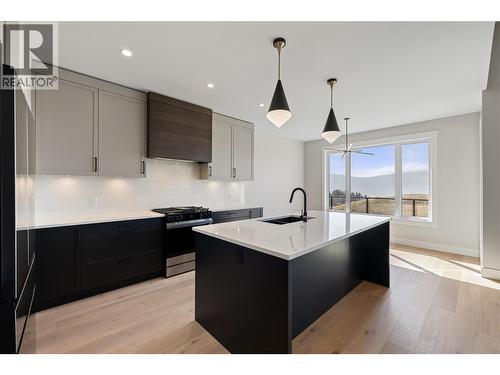 2531 Pinnacle Ridge Drive, West Kelowna, BC - Indoor Photo Showing Kitchen With Upgraded Kitchen