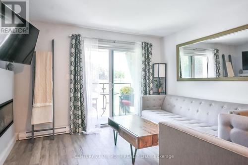 Living room with a walk out overlooking the hill! - 406 - 80 Horseshoe Boulevard, Oro-Medonte, ON - Indoor