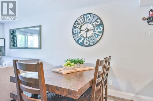 The dining area - 406 - 80 Horseshoe Boulevard, Oro-Medonte, ON - Indoor Photo Showing Dining Room