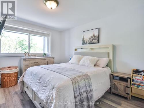 Generous 2nd bedroom with a large closet. - 406 - 80 Horseshoe Boulevard, Oro-Medonte, ON - Indoor Photo Showing Bedroom