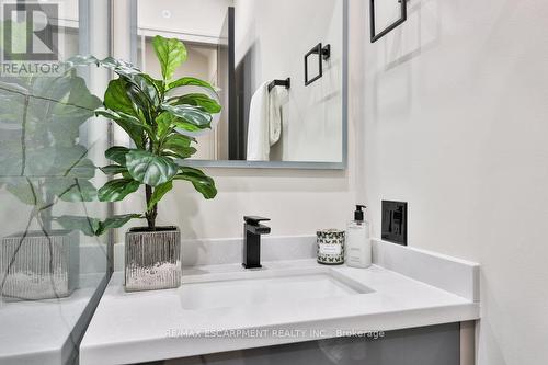 55 West 22Nd Street, Hamilton, ON - Indoor Photo Showing Bathroom